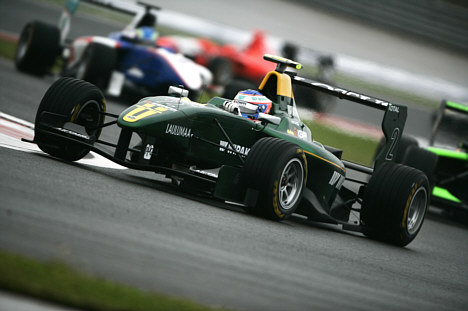 Valtteri Bottas i sin Lotus Art racer på vej mod hurtigste tid.